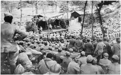 Konzert in Mauffrecourt vor dem Gang in die Schützengräben, 15. Juli 1916 von French Photographer
